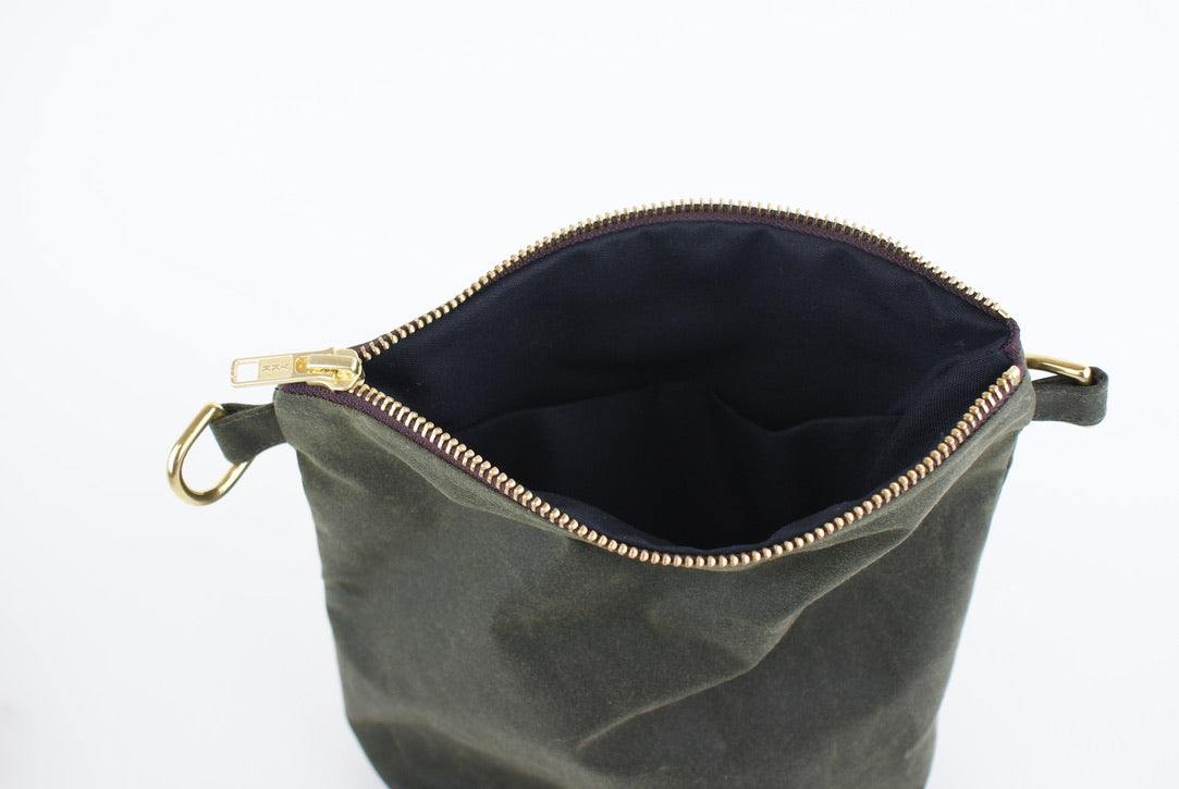 Peppercombe cross body bag - Field green wax cotton